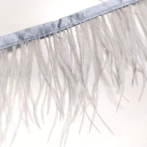 pluma_sintetica_importadas_cinza_claro_detalhe